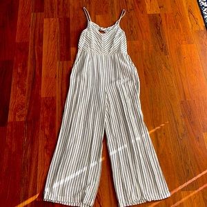 Brand white and black romper with POCKETS! Super cute for Sunday Brunch!